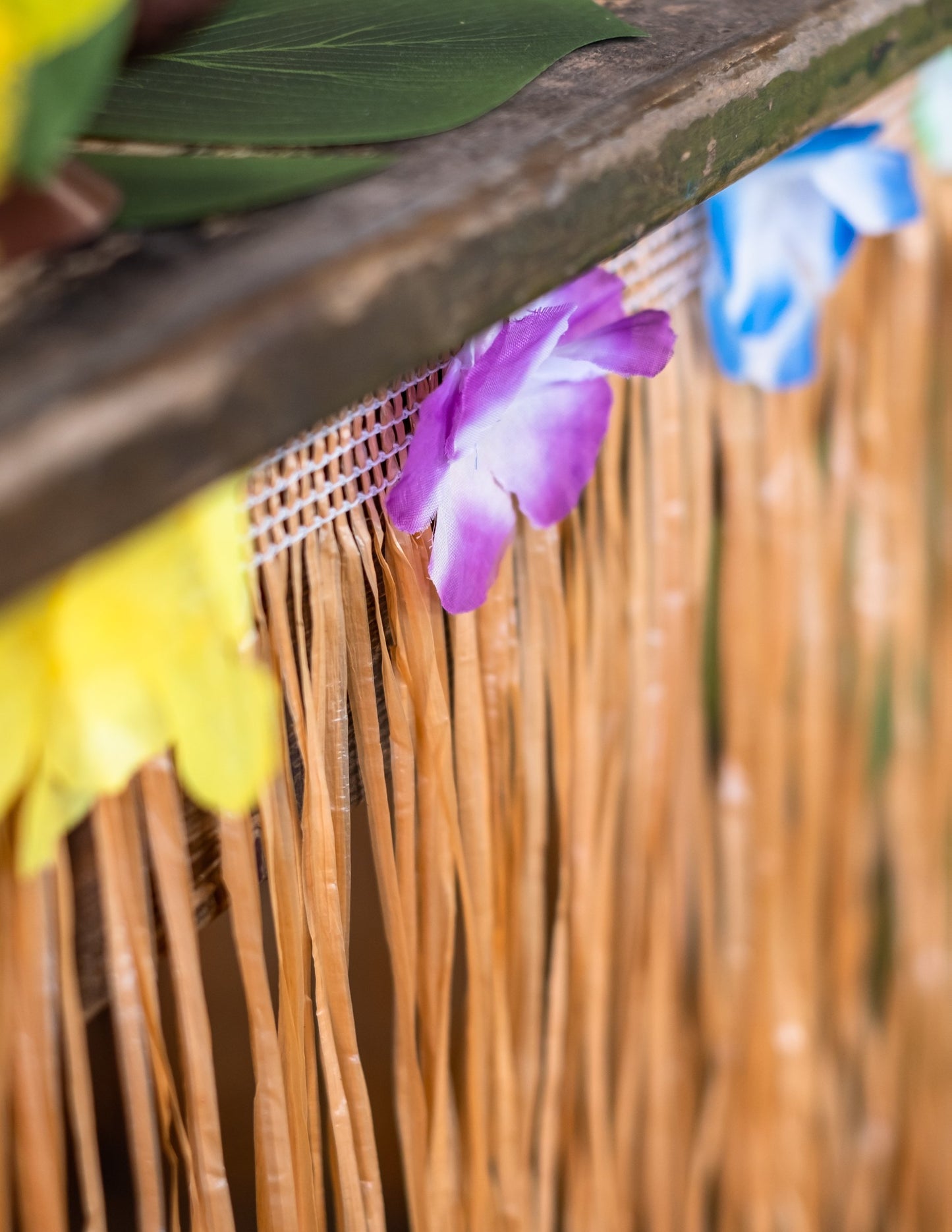 Pohled na květinový okraj havajské ubrusové sukně