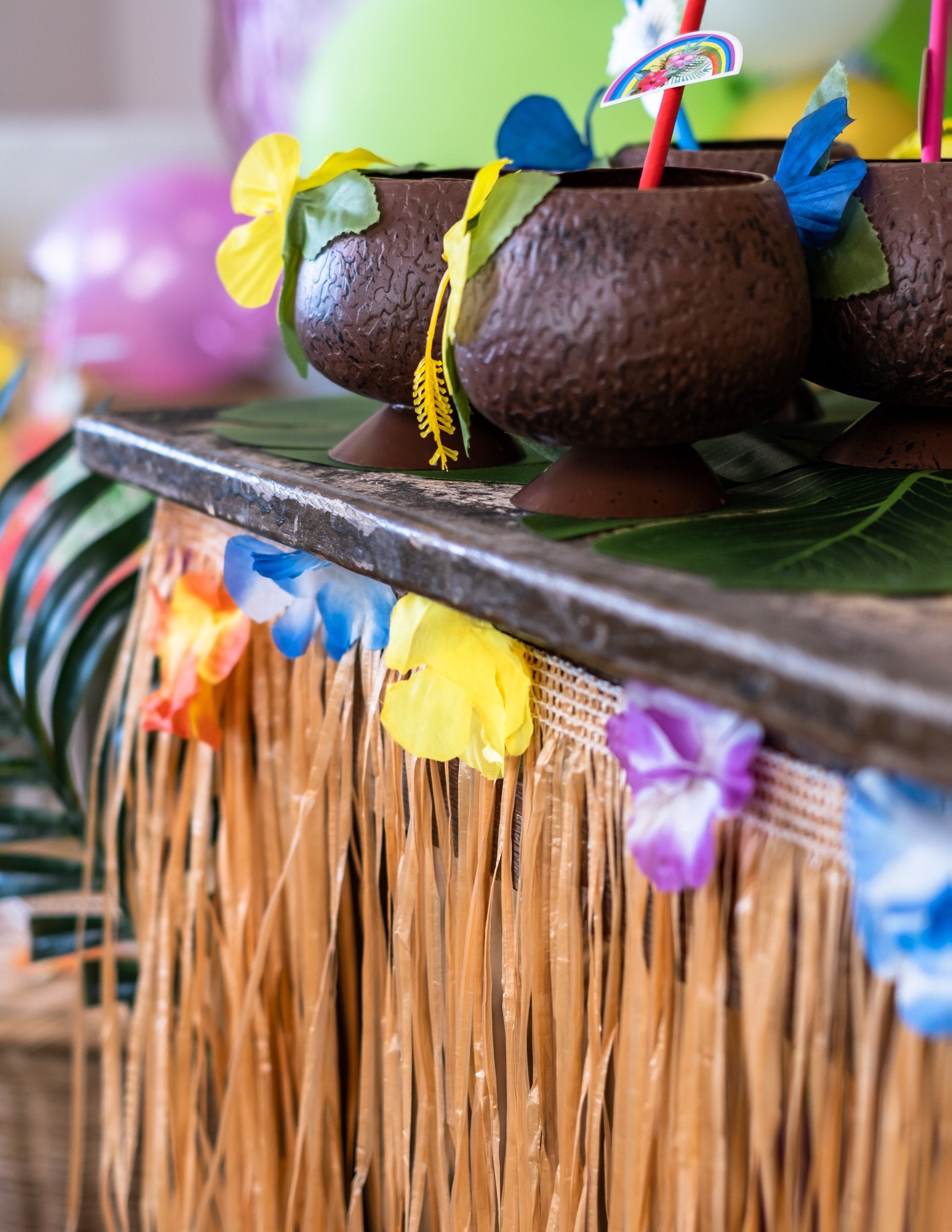 Kokosové poháry a exotické květiny na havajské ubrusové sukni