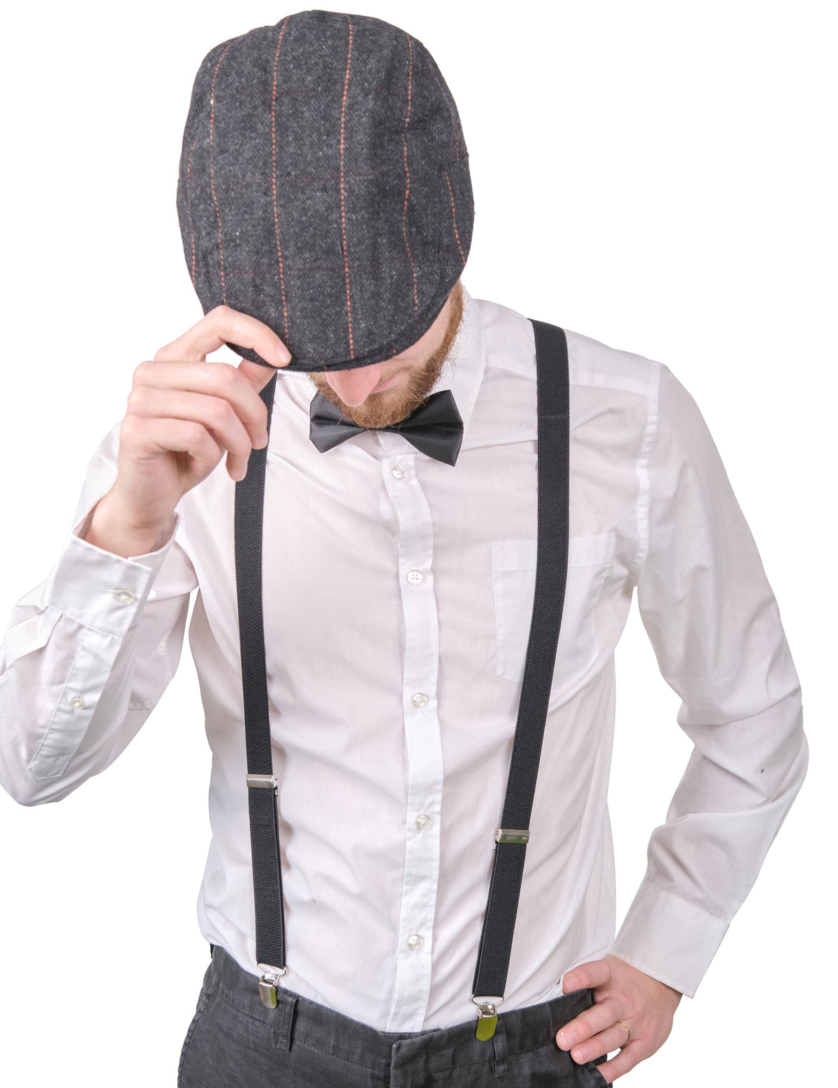 Gros plan sur la casquette et le nœud papillon du kit accessoires années 20