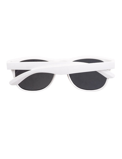 Vue des lunettes de soleil blanches pliées du kit d'accessoires arc en ciel