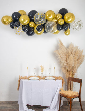 34dílná sada na výrobu halloweenského oblouku z balónků v černé, zlaté a průhledné barvě s netopýry.