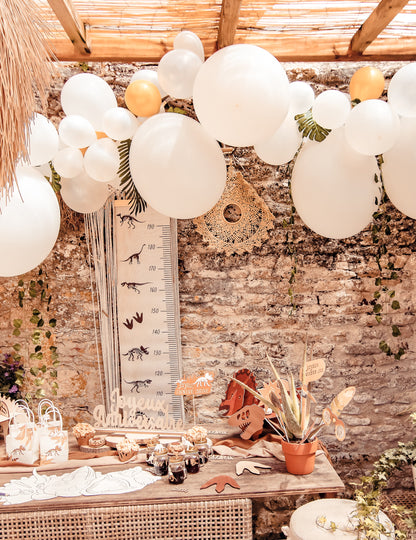 Oblouková sada 55 bílých a zlatých balónků s břečťanem a tropickými listy, elegantní dekorace