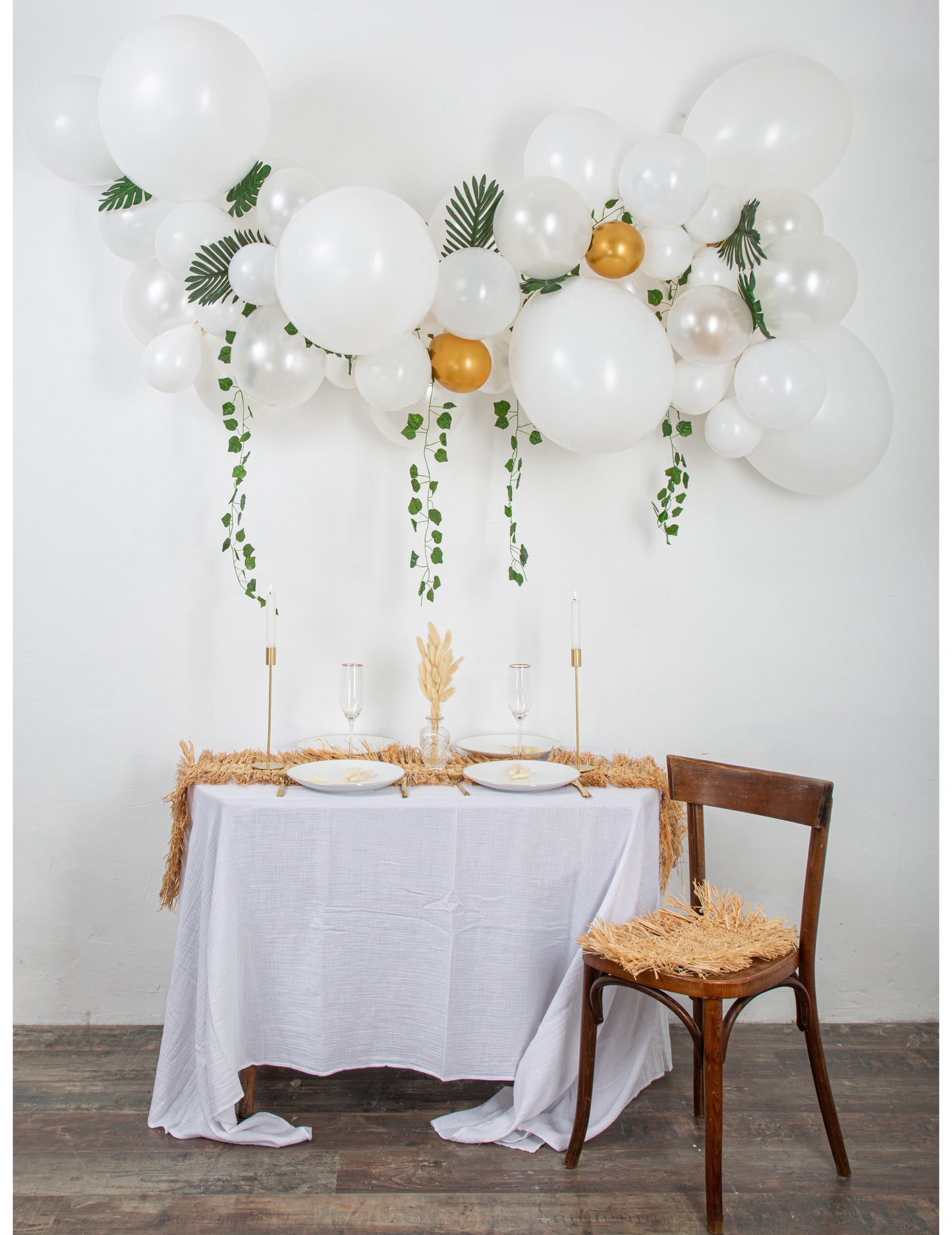 Oblouková sada 55 bílých a zlatých balónků s břečťanem a tropickými listy, elegantní dekorace