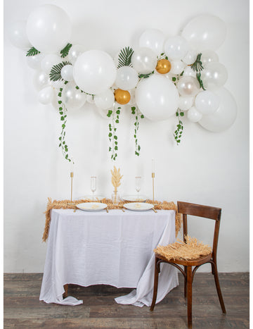Oblouková sada 55 bílých a zlatých balónků s břečťanem a tropickými listy, elegantní dekorace
