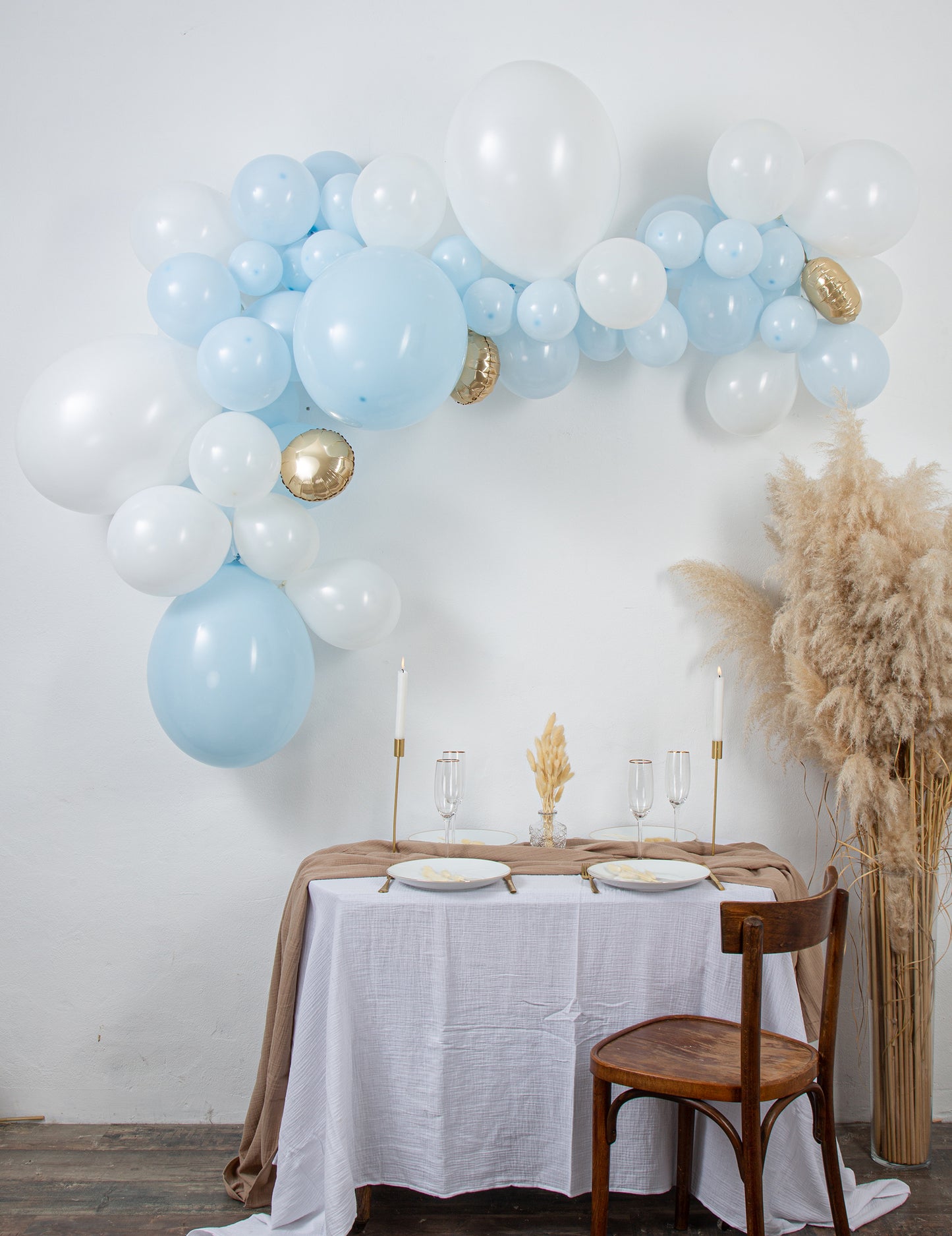 Oblouková sada 57 modrých a bílých balónků pro miminko