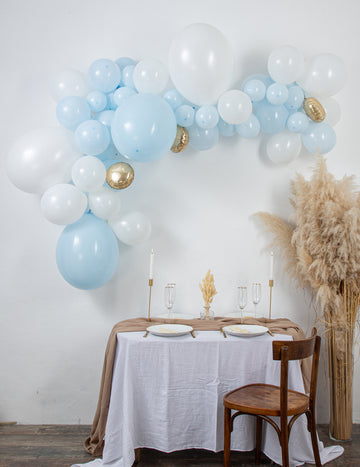 Oblouková sada 57 modrých a bílých balónků pro miminko