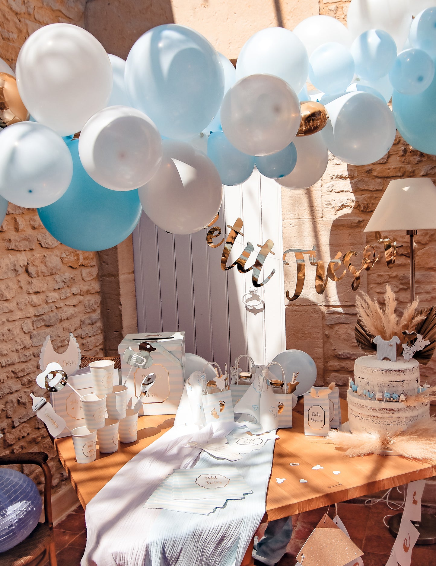 Oblouková sada 57 modrých a bílých balónků pro miminko