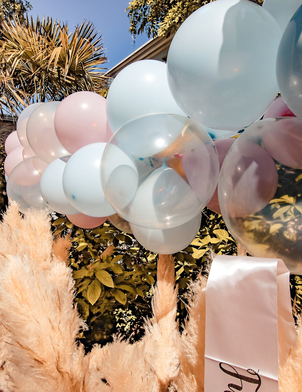 Gros plan du Kit arche de 58 ballons gender reveal bleu et rose blanc et doré