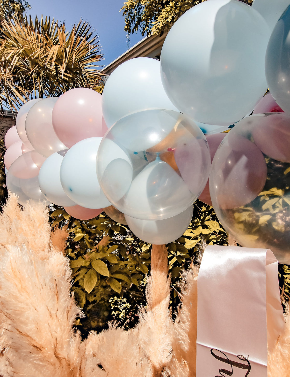 Gros plan du Kit arche de 58 ballons gender reveal bleu et rose blanc et doré