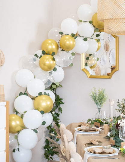 Oblouková sada 60 bílých a zlatých balónků s rostlinným eukalyptem
