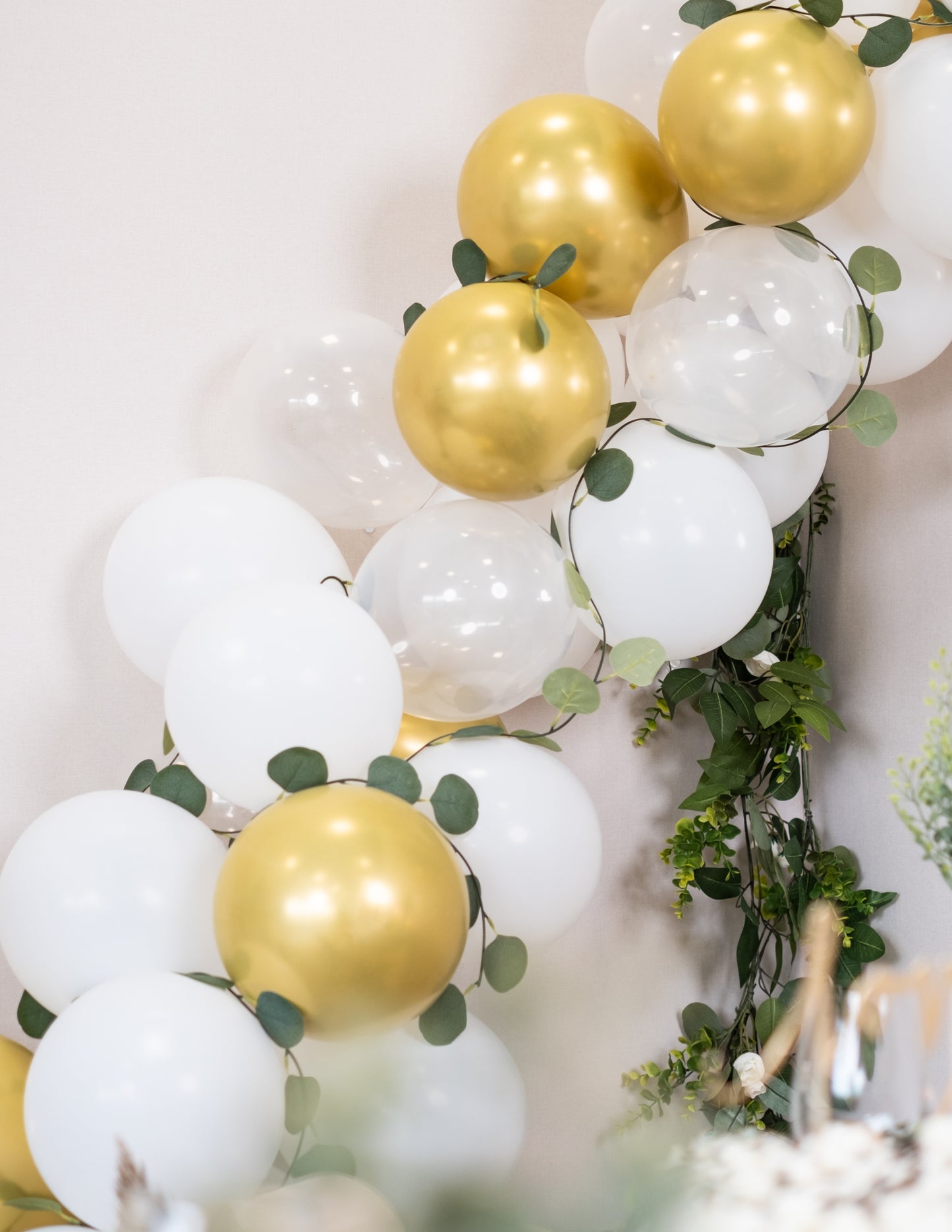 Oblouková sada 60 bílých a zlatých balónků s rostlinným eukalyptem