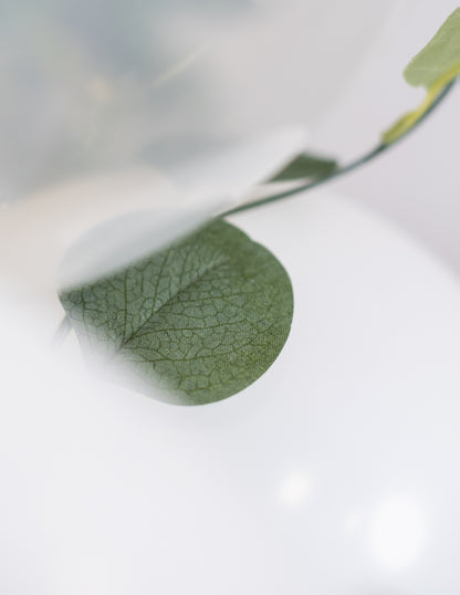 Oblouková sada 60 bílých a zlatých balónků s rostlinným eukalyptem