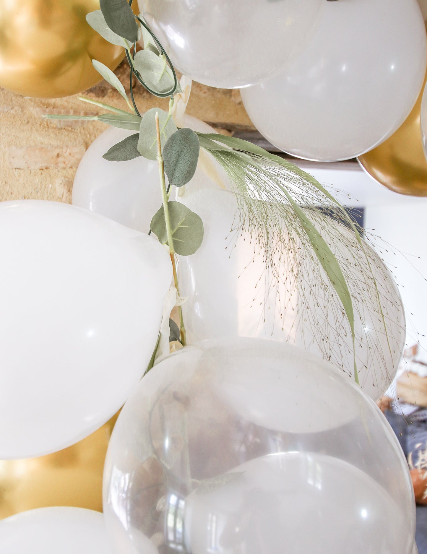 Oblouková sada 60 bílých a zlatých balónků s rostlinným eukalyptem