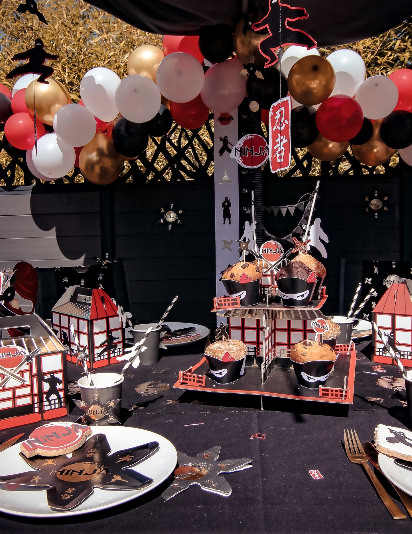 Oblouková sada 60 červených, černých, zlatých a bílých balónků k narozeninám