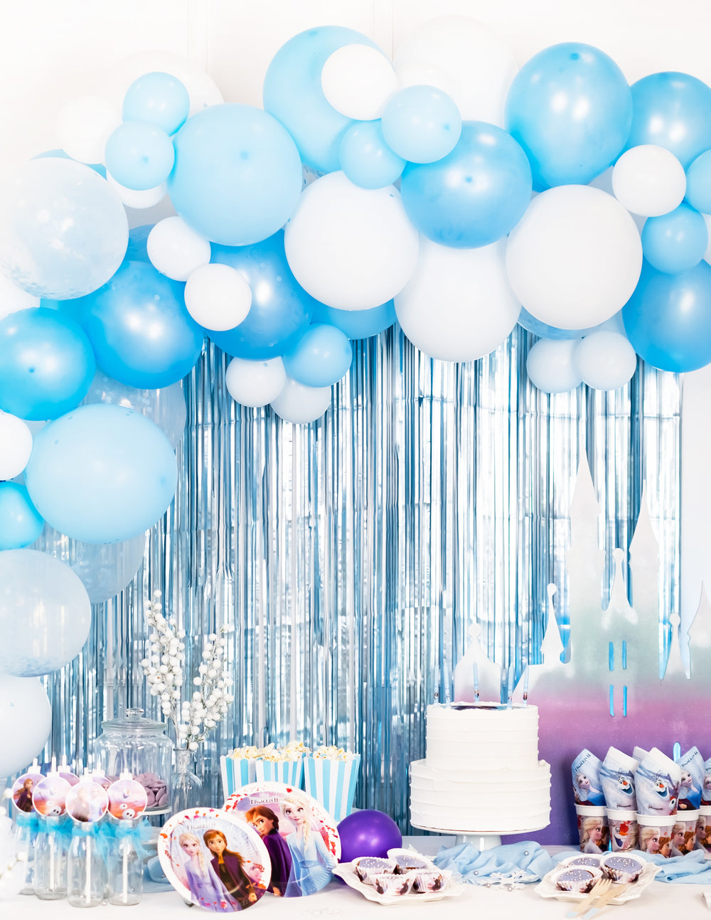 Mise en situation du kit arche de 70 ballons dégradé de bleu et blanc