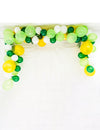 Kit arche de 70 ballons tropicale et feuilles jungle pour décoration vert jaune et blanc