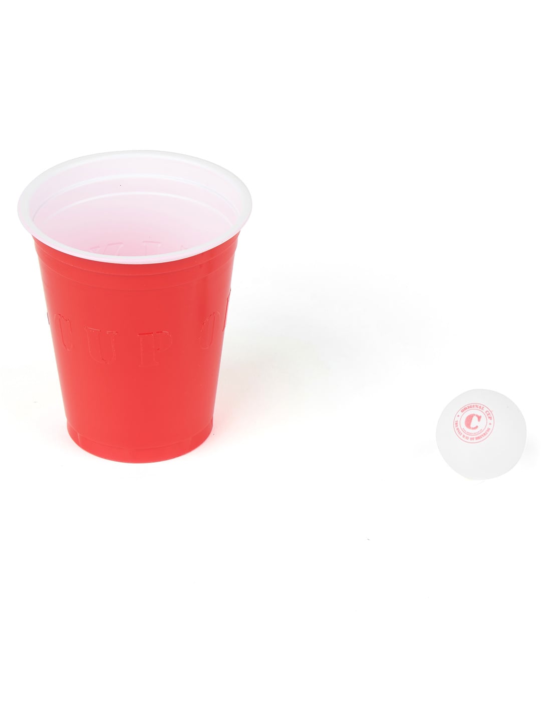 Détail d'un gobelet et d'une balle du kit de beer pong complet pour adulte