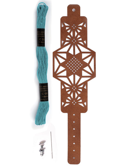 Sada hnědých kožených vyšívacích náramků se vzorem hvězd a tyrkysovou bavlnou
