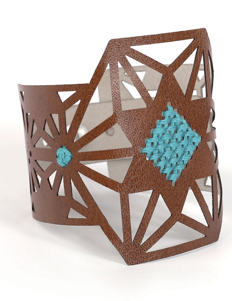 Sada hnědých kožených vyšívacích náramků se vzorem hvězd a tyrkysovou bavlnou