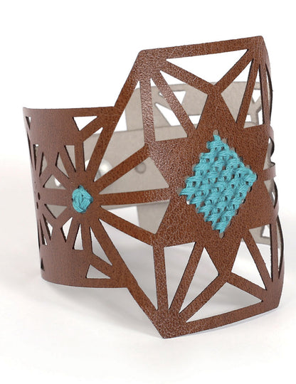 Sada hnědých kožených vyšívacích náramků se vzorem hvězd a tyrkysovou bavlnou