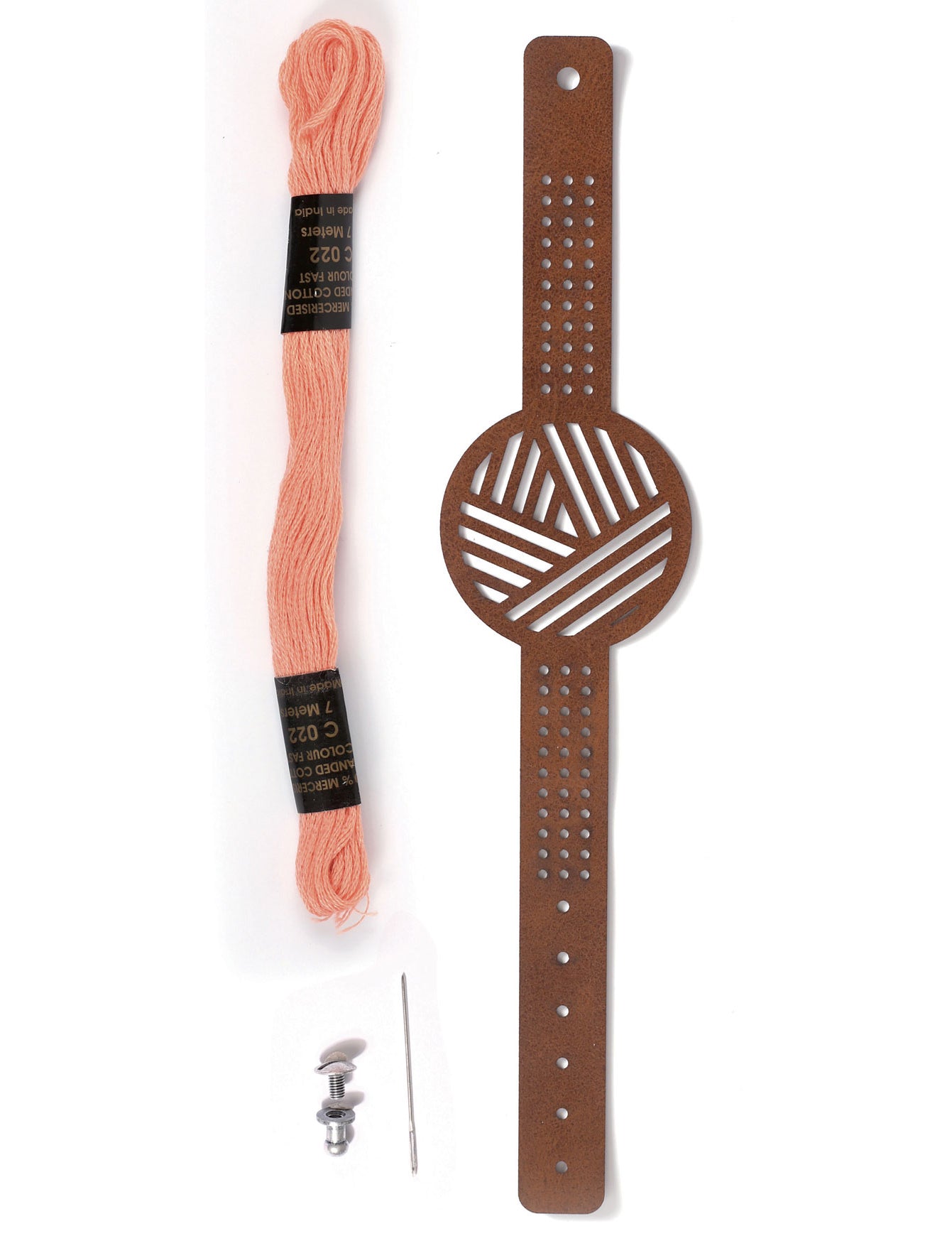 Hnědý kožený vyšívací náramek s geometrickými vzory a růžovou bavlnou