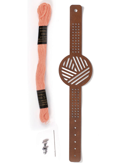 Hnědý kožený vyšívací náramek s geometrickými vzory a růžovou bavlnou
