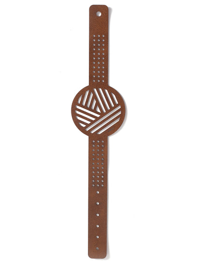 Hnědý kožený vyšívací náramek s geometrickými vzory a růžovou bavlnou