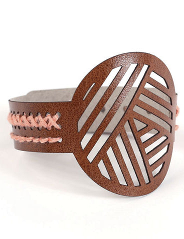 Hnědý kožený vyšívací náramek s geometrickými vzory a růžovou bavlnou