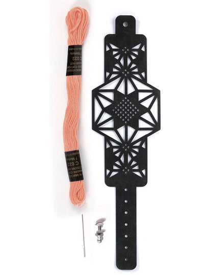 Sada černého koženého vyšívacího náramku s hvězdicovým vzorem a růžovou nití