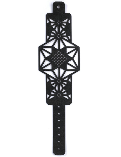 Sada černého koženého vyšívacího náramku s hvězdicovým vzorem a růžovou nití