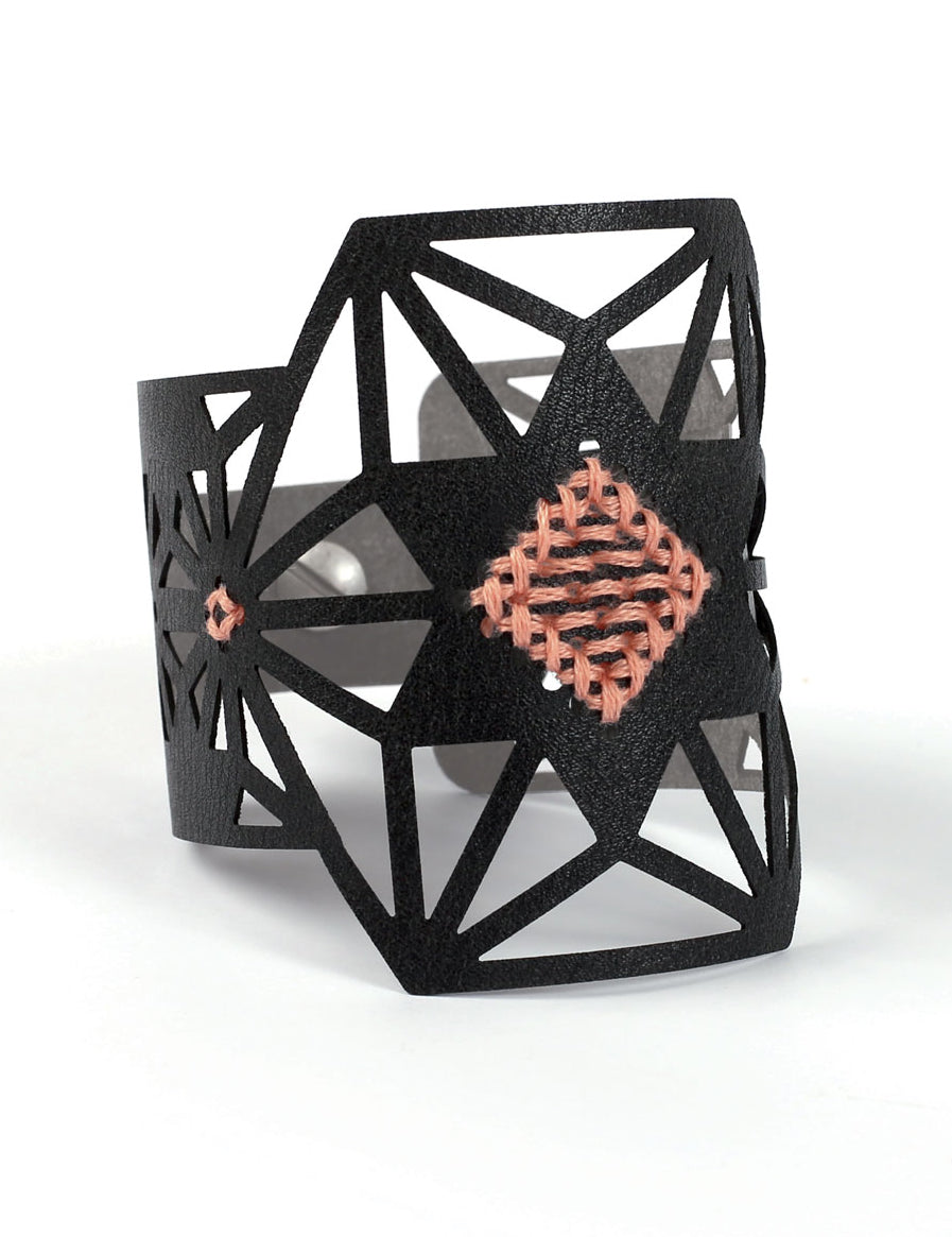 Sada černého koženého vyšívacího náramku s hvězdicovým vzorem a růžovou nití