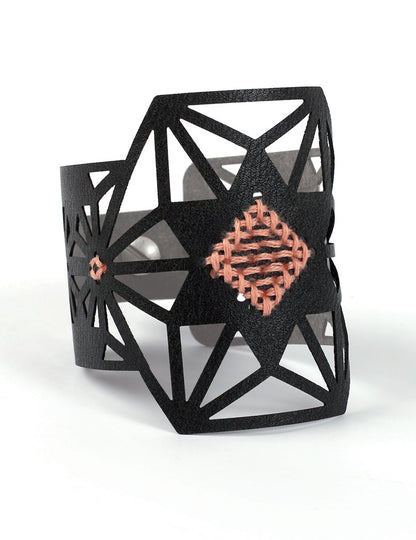 Sada černého koženého vyšívacího náramku s hvězdicovým vzorem a růžovou nití