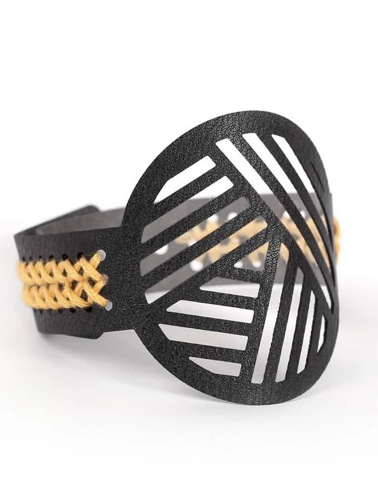 Pohled z profilu na vyšívací sadu na náramek s geometrickými motivy pro dospělý
