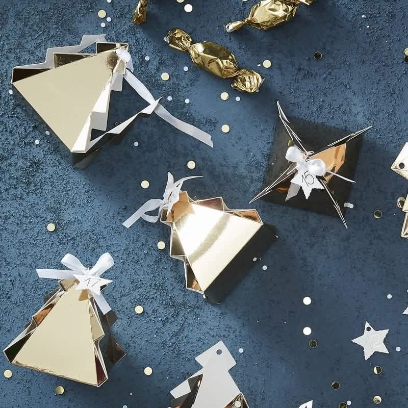 Detail krabiček sady adventního kalendáře krabičky stromku k personalizaci zlatá s etiketami