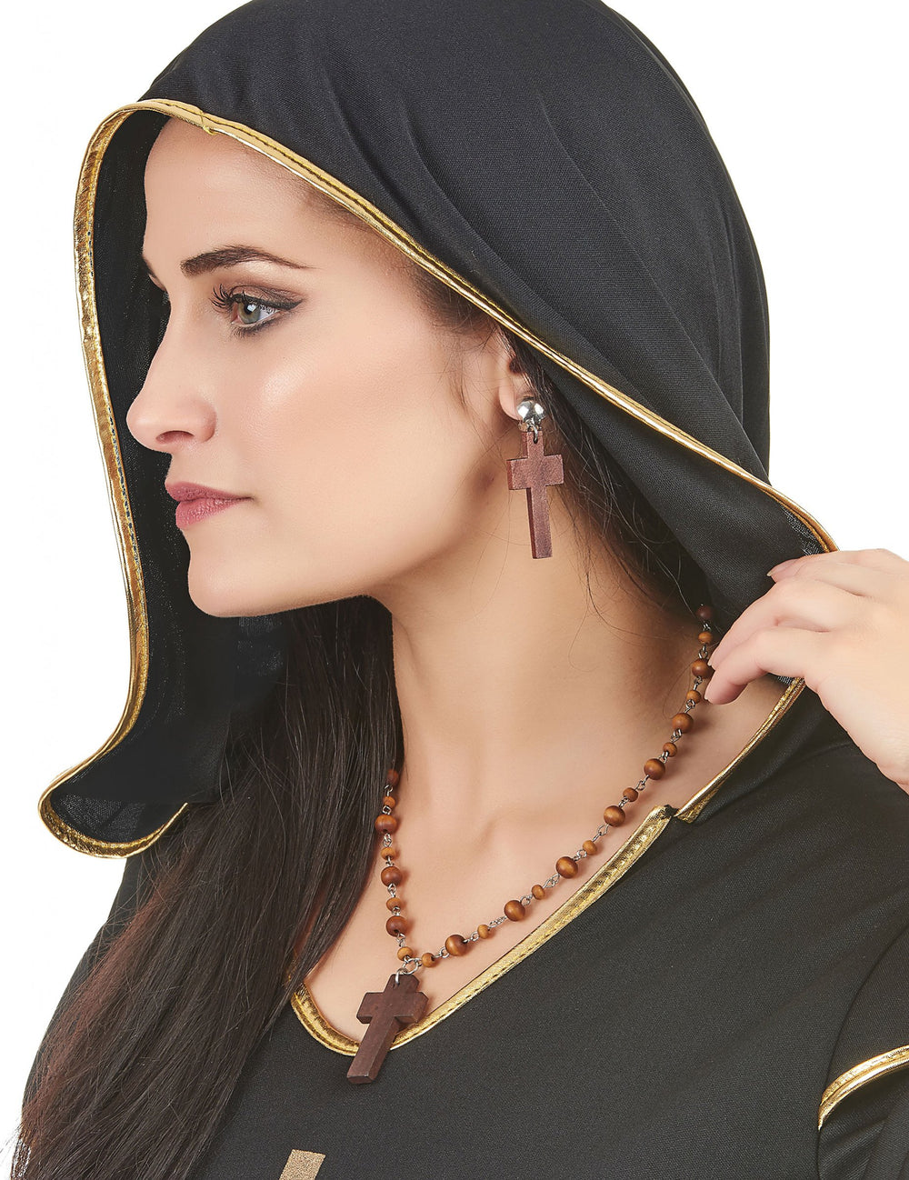 Gros plan sur les bijoux du kit collier et boucles d'oreilles religieuse