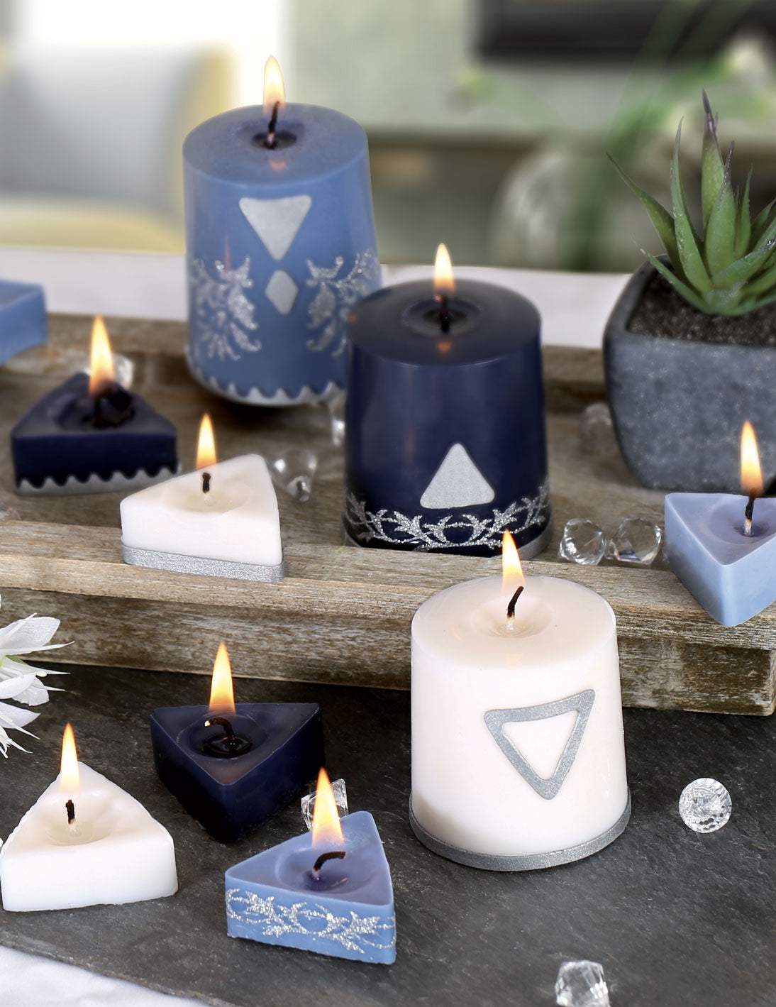 Sada pro vytváření bílých a modrých geometrických svíček z rostlinného vosku