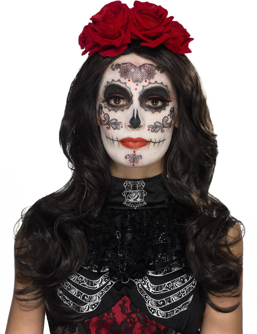 Glamourní líčidla s umělými řasami a šperky Dia de los muertos pro ženu s červenými růžemi a černými motivy