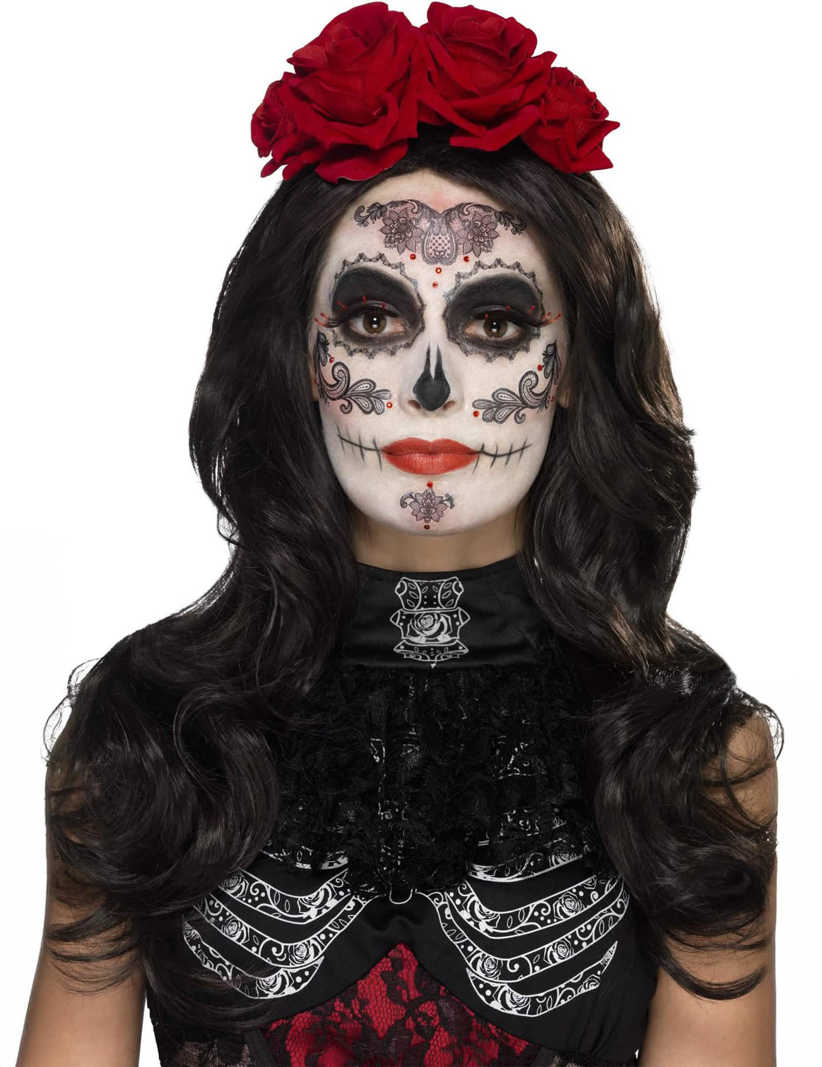 Glamourní líčidla s umělými řasami a šperky Dia de los muertos pro ženu s červenými růžemi a černými motivy