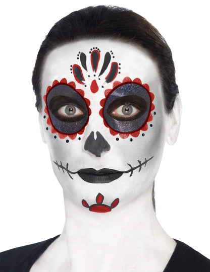 Pohled zepředu na sadu barevného kostlivého make-upu pro dospělé