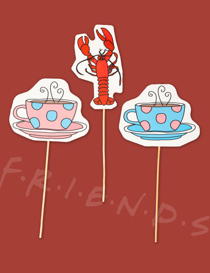 Accessoires en forme de homard et tasses à café du kit photobooth Friends