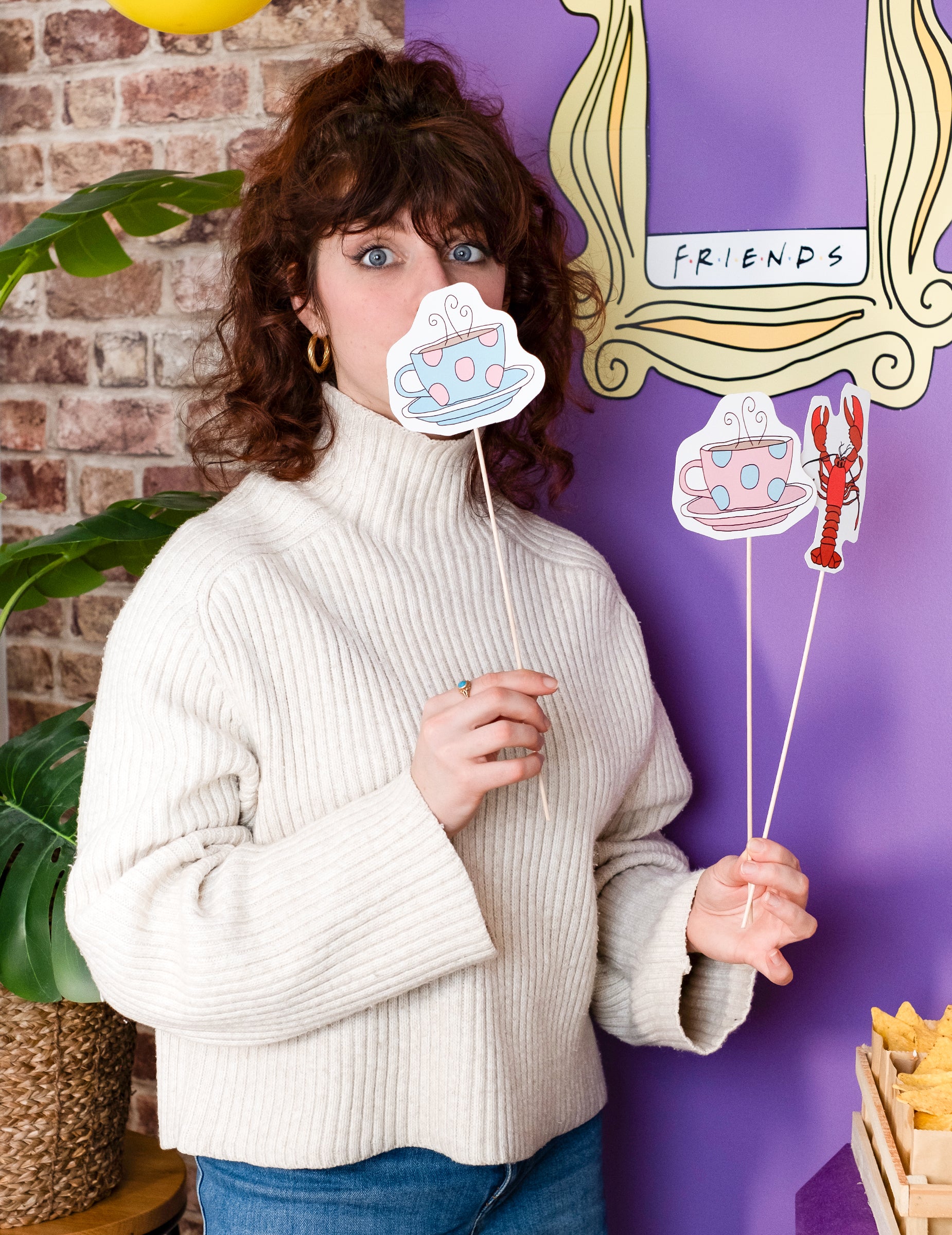 Mise en situation des accessoires du kit photobooth avec cadre Friends