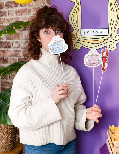 Mise en situation des accessoires du kit photobooth avec cadre Friends