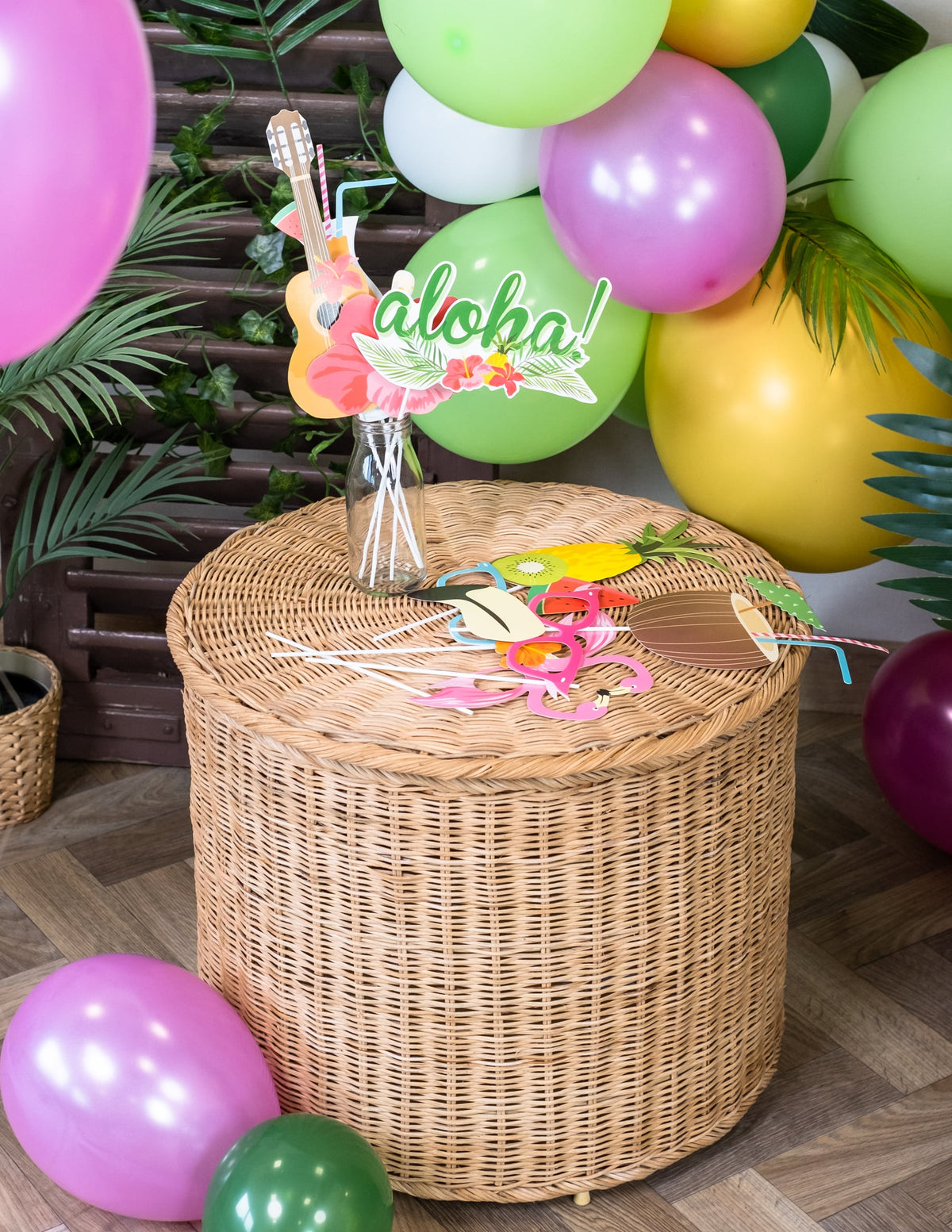 Présentation des accessoires sur table du kit photobooth Hawaï