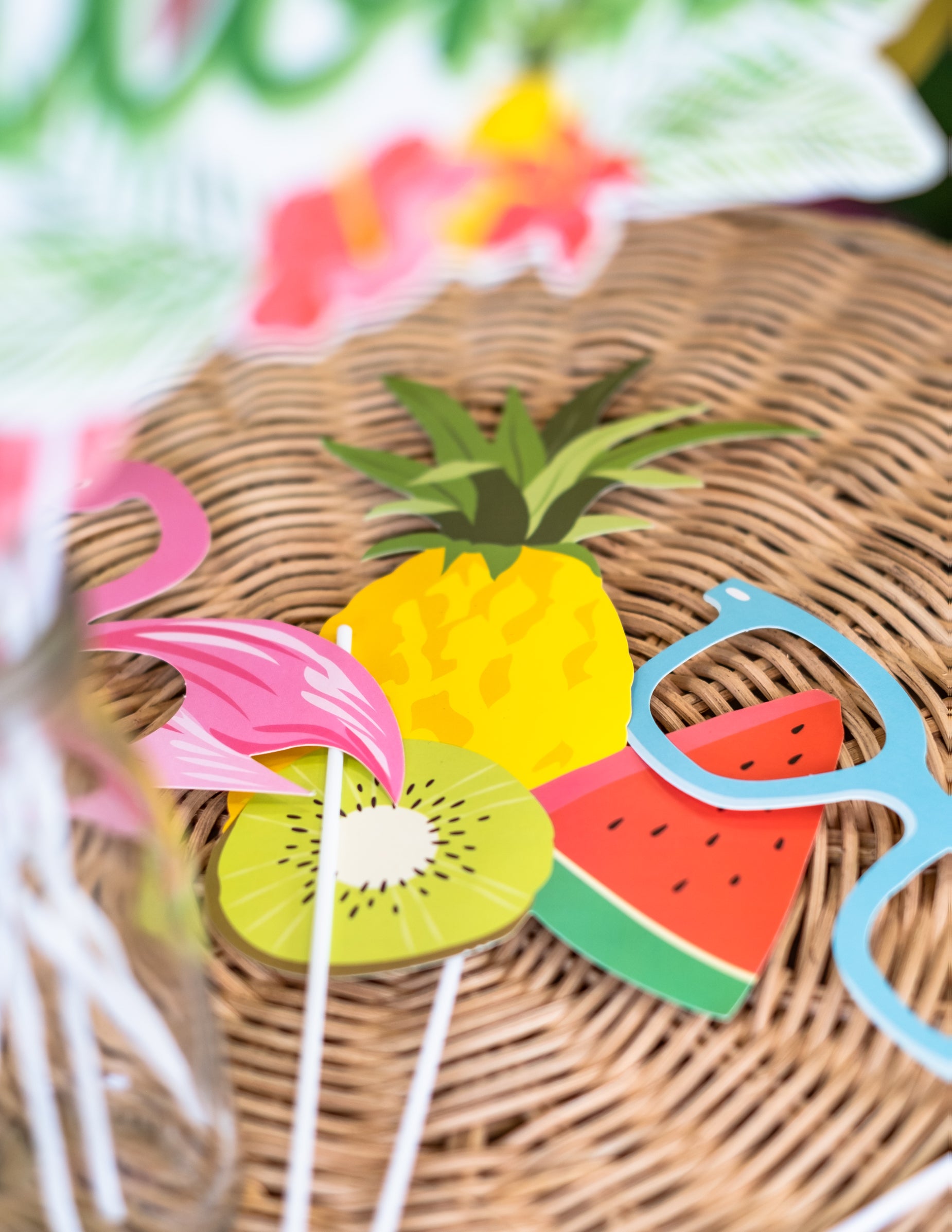 Détail des accessoires ananas, kiwi, pastèque et lunettes du kit photobooth Hawaï