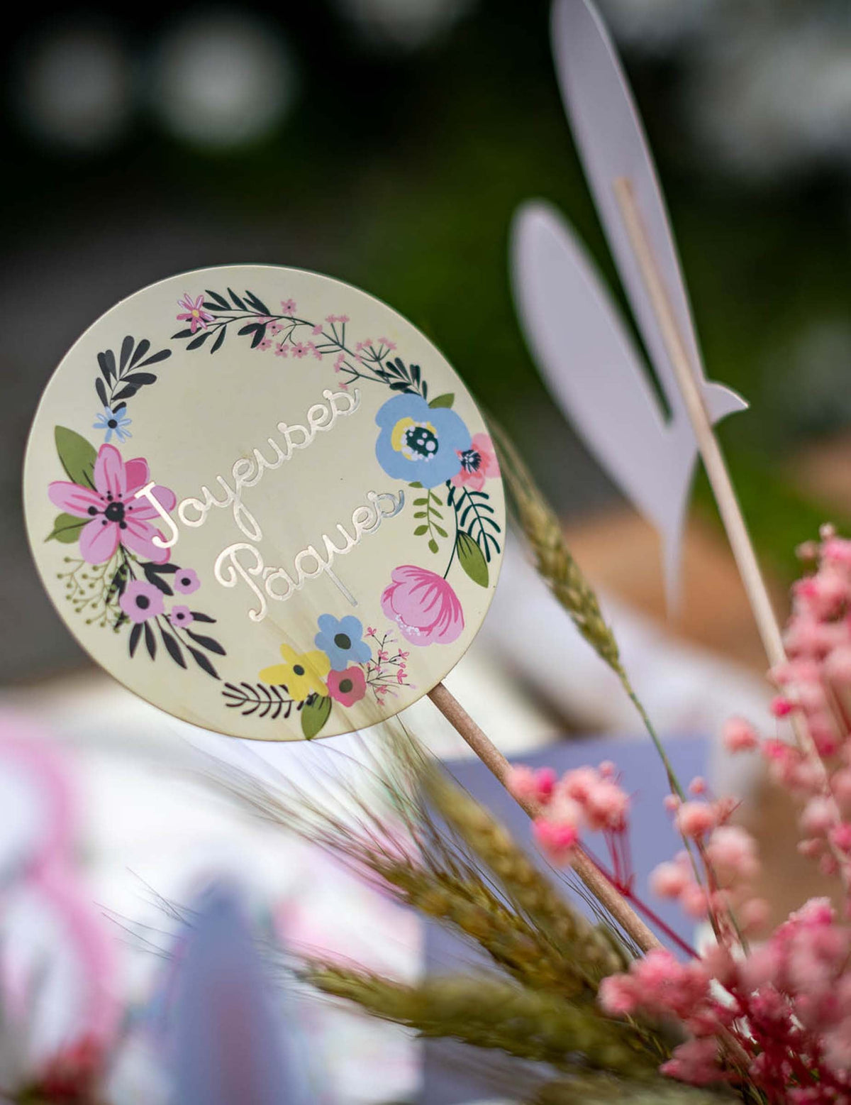 Gros plan sur l'accessoire Joyeuses Pâques du kit photobooth lapinou liberty pâques