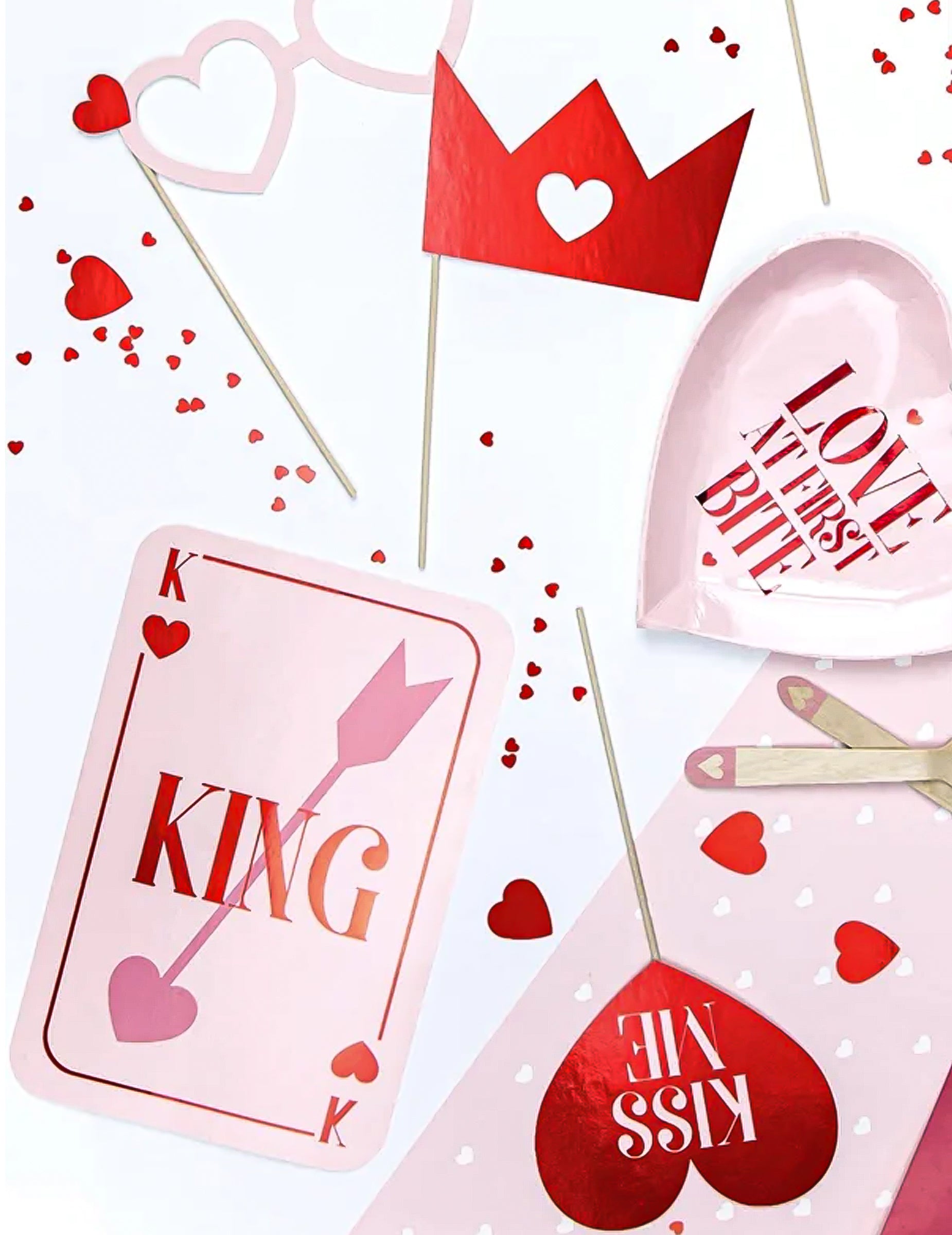 Gros plan sur les accessoires du kit photobooth love is in the air