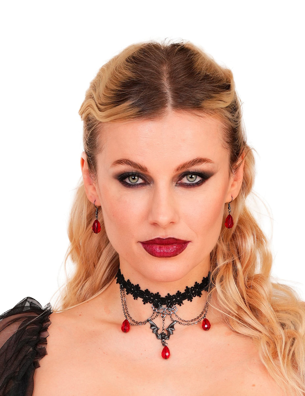 Gros plan du kit ras de cou et boucles d'oreilles gothique
