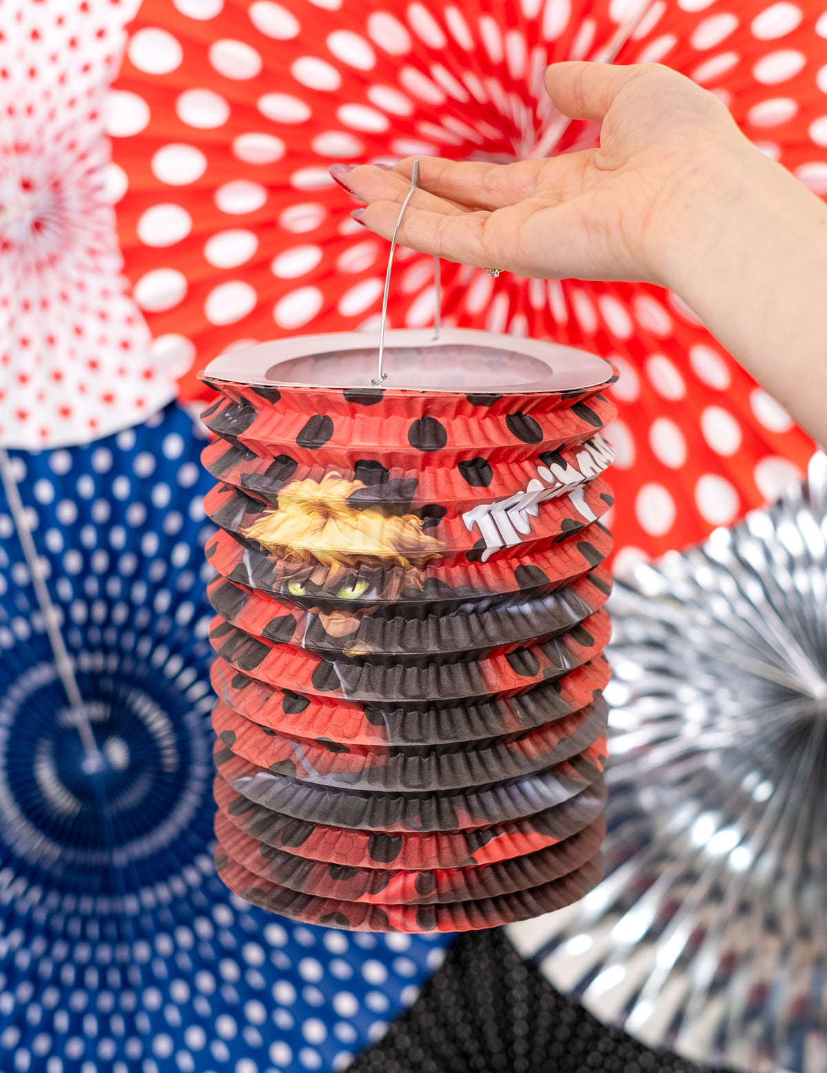 Détail du crochet de suspension du lampion en papier Ladybug