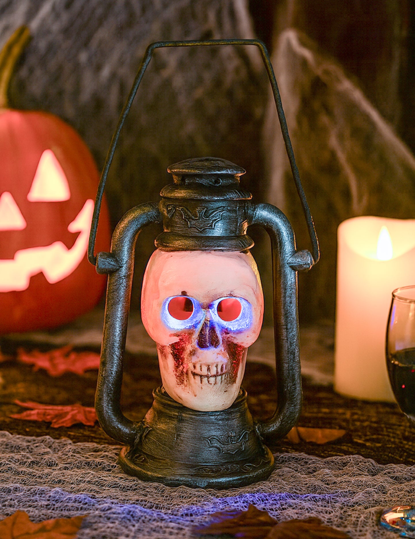 Zářící lucerna s děsivou lebkou