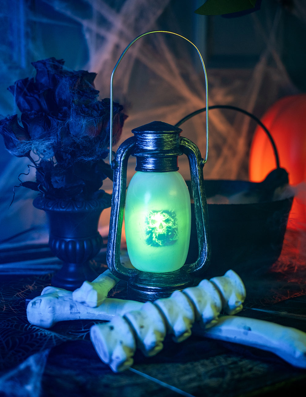 Mise en scène décorative avec éclairage vert de la lanterne lumineuse d'Halloween